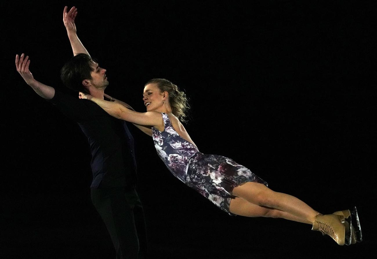 エキシビジョンで演技を披露する、アイスダンスのマディソン・ハベル＆ザカリー・ダナヒュー組（米国）（ロイター）