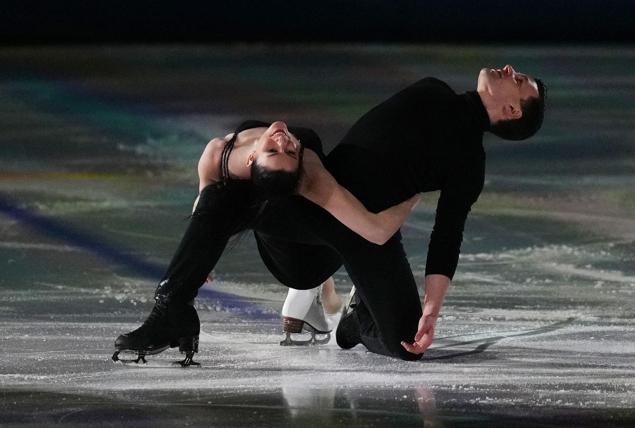 エキシビジョンで演技を披露する、アイスダンスのシャルレーヌ・ギニャール＆マルコ・ファブリ組（イタリア）（ロイター）