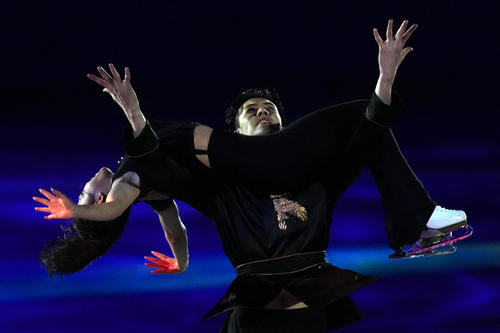 エキシビジョンで演技を披露する、アイスダンスのシーユエ・ワン＆シンユー・リウ組（中国）（ロイター）