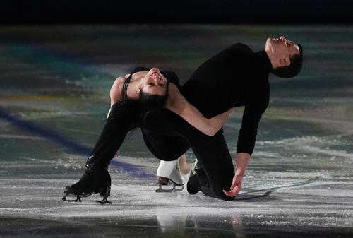 エキシビジョンで演技を披露する、アイスダンスのシャルレーヌ・ギニャール＆マルコ・ファブリ組（イタリア）（ロイター）