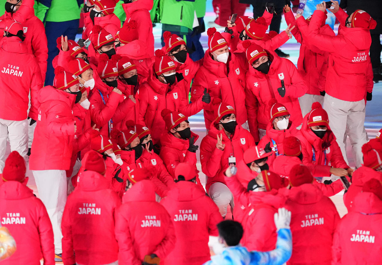 北京五輪閉会式で記念写真を撮影する日本代表の選手たち（撮影・菅敏）