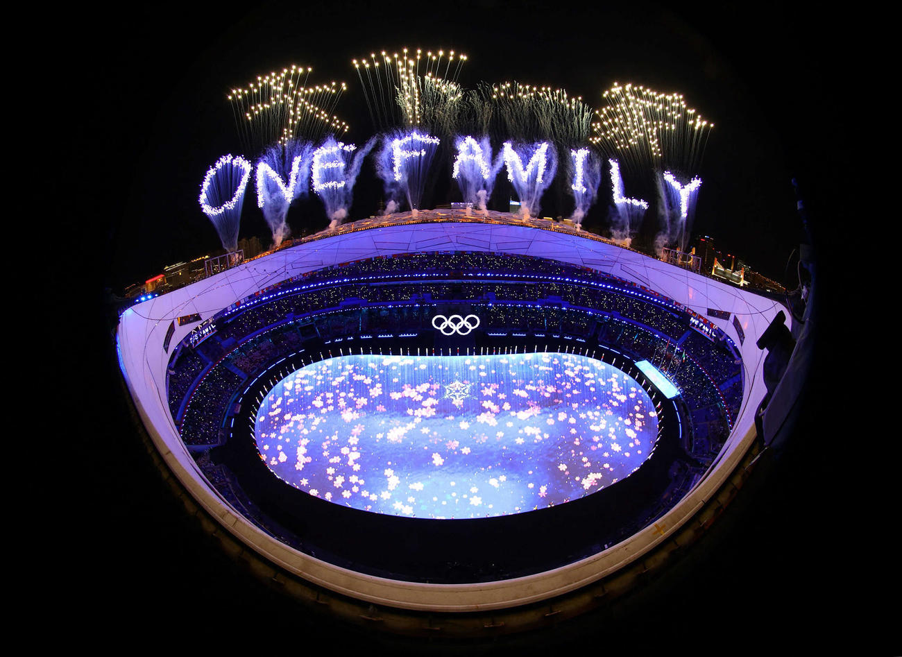 北京冬季五輪・閉会式のフィナーレで打ち上げられた花火には「天下一家」「ONE FAMILY」の文字（ロイター）