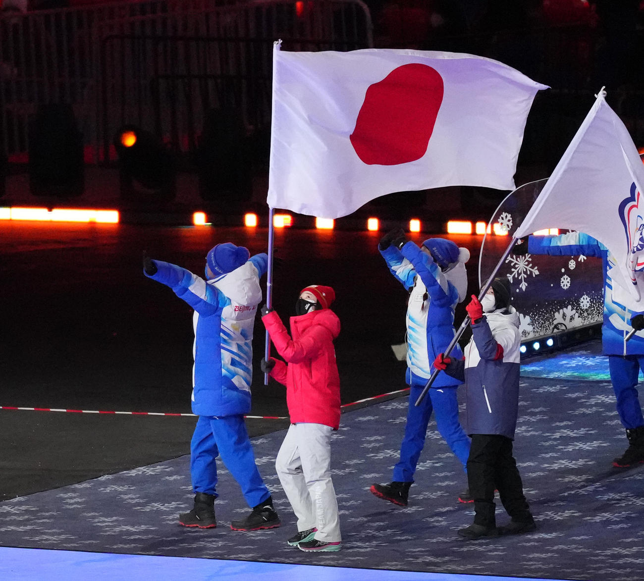 北京五輪閉会式で旗手を務めるスピードスケートの郷（撮影・菅敏）