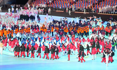 北京五輪閉会式で輪の中に加わり踊る日本選手団（撮影・菅敏）