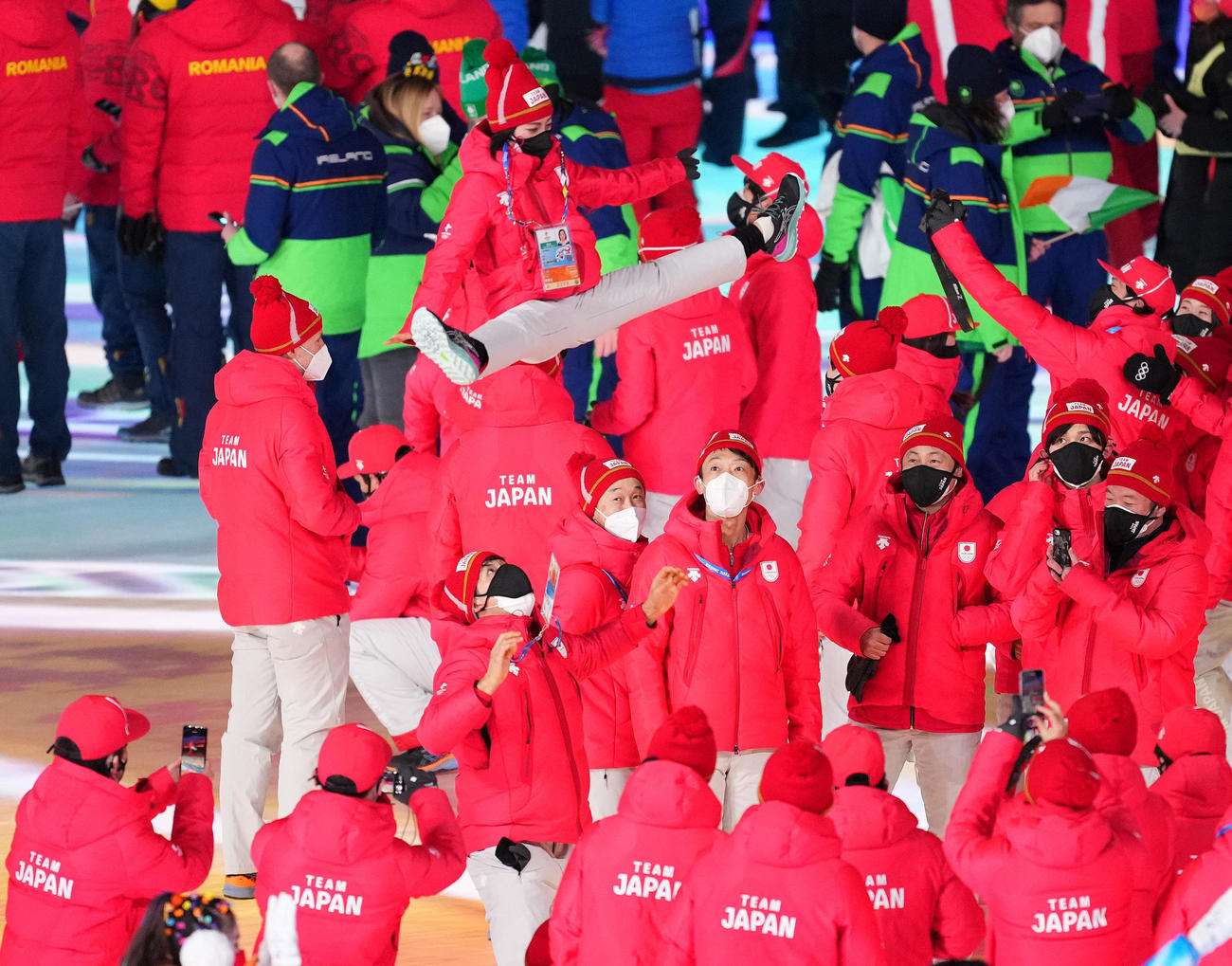 北京五輪閉会式で豪快にジャンプするフィギュアスケートの三浦（上）（撮影・菅敏）