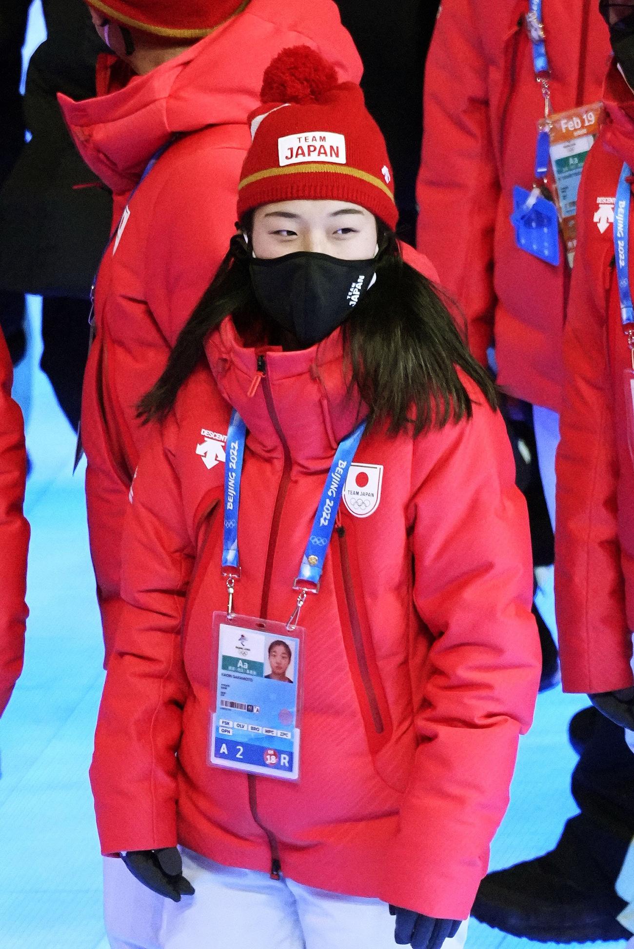 北京冬季五輪の閉会式で入場行進するフィギュアスケート女子の坂本花織（共同）