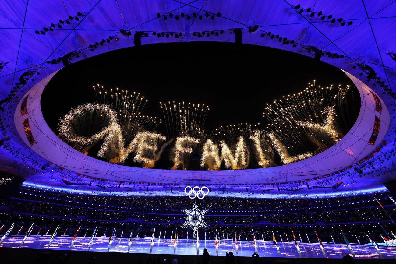 閉会式で打ち上げられた花火。中には「ONE FAMILY」の文字の花火も（ロイター）