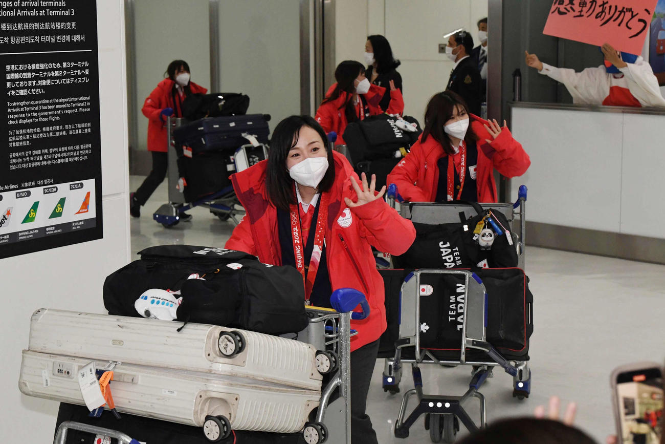 帰国したカーリング女子の、手前から藤沢、吉田夕、吉田知、鈴木（代表撮影）
