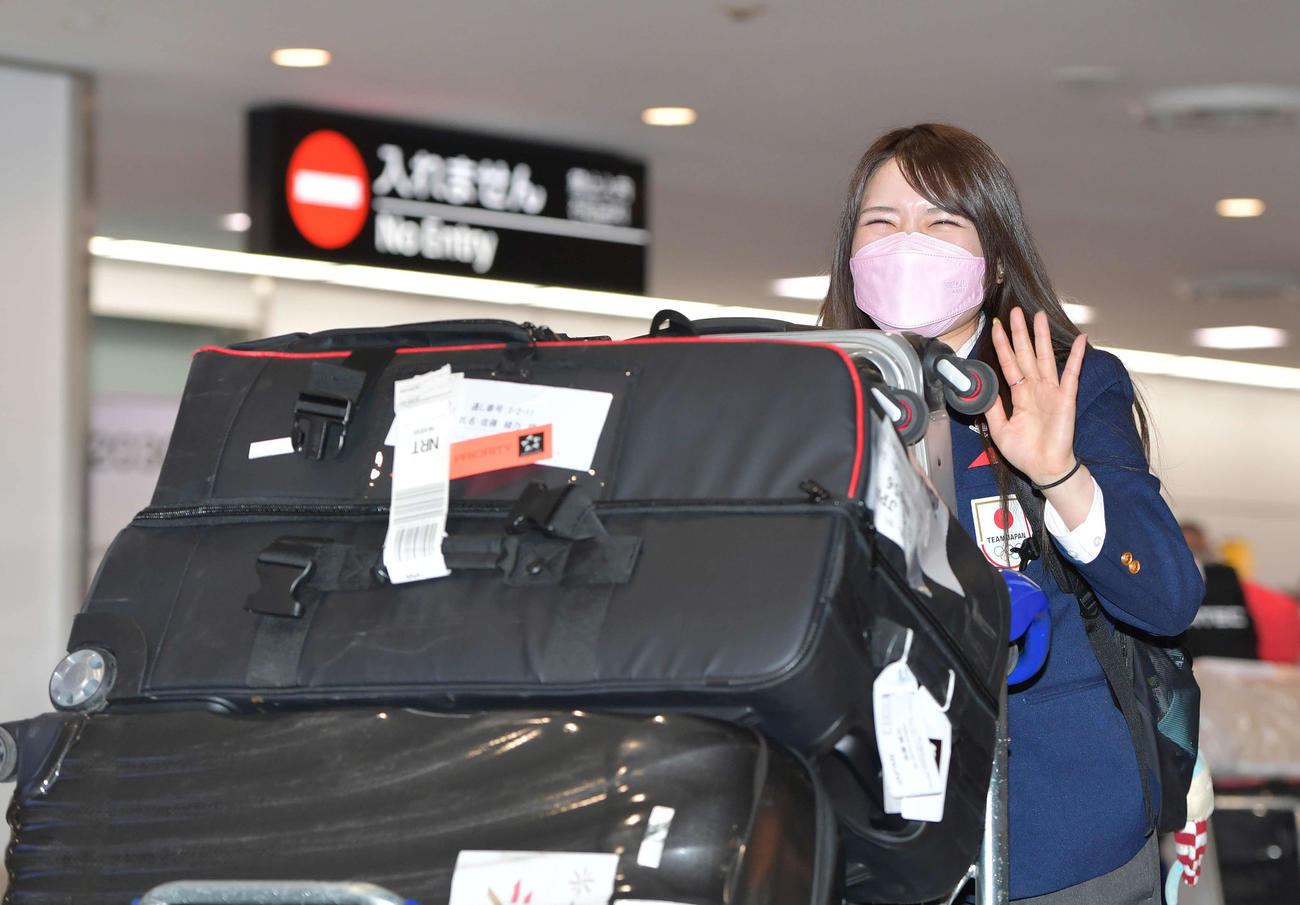 帰国したスピードスケートの佐藤（代表撮影）