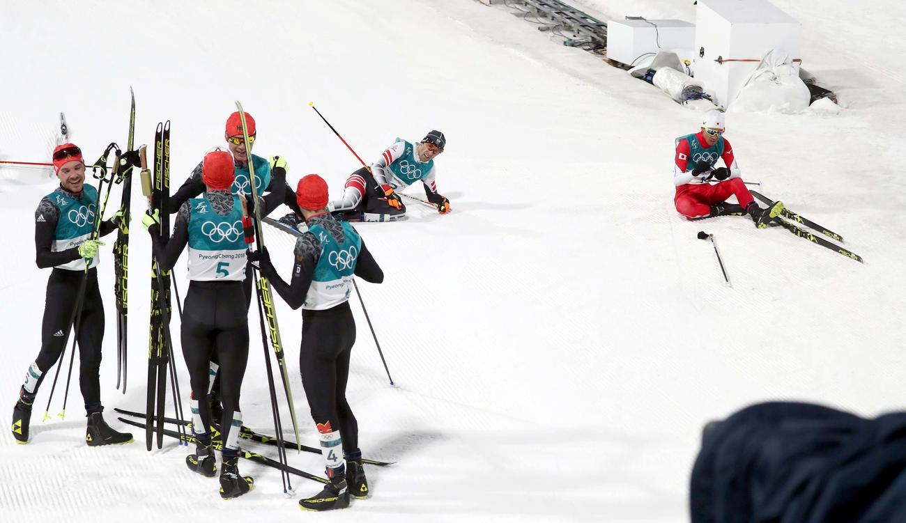 18年平昌五輪　歓喜する「黒い三連星」ドイツ勢（左）の横で悔しがる渡部暁斗（右端）（18年2月20日撮影）