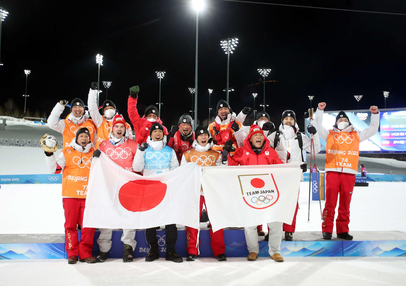 ノルディックスキー複合男子個人ラージヒル　銅メダルの渡部暁（前列左から3人目）はチームメートと笑顔で記念撮影（撮影・パオロ　ヌッチ）