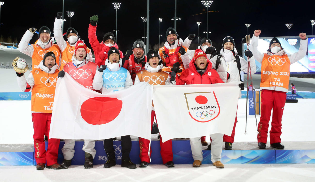 ノルディックスキー複合男子個人ラージヒル　銅メダルの渡部暁（前列左から3人目）はチームメートと笑顔で記念撮影（撮影・パオロ　ヌッチ）