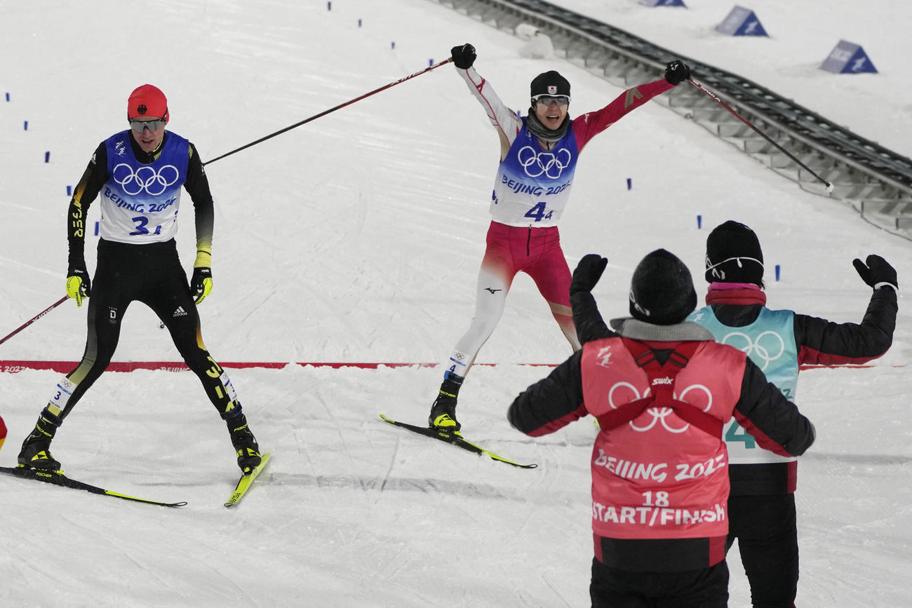 ノルディック複合、男子団体で銅メダルとなる3位でゴールの山本涼太はガッツポーズ（AP）