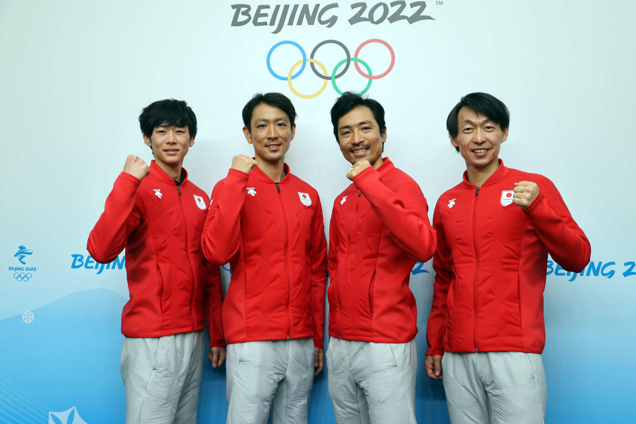スキー複合の日本チーム会見で記念撮影に納まる、左から山本、渡部暁、渡部善、永井（撮影・パオロ　ヌッチ）