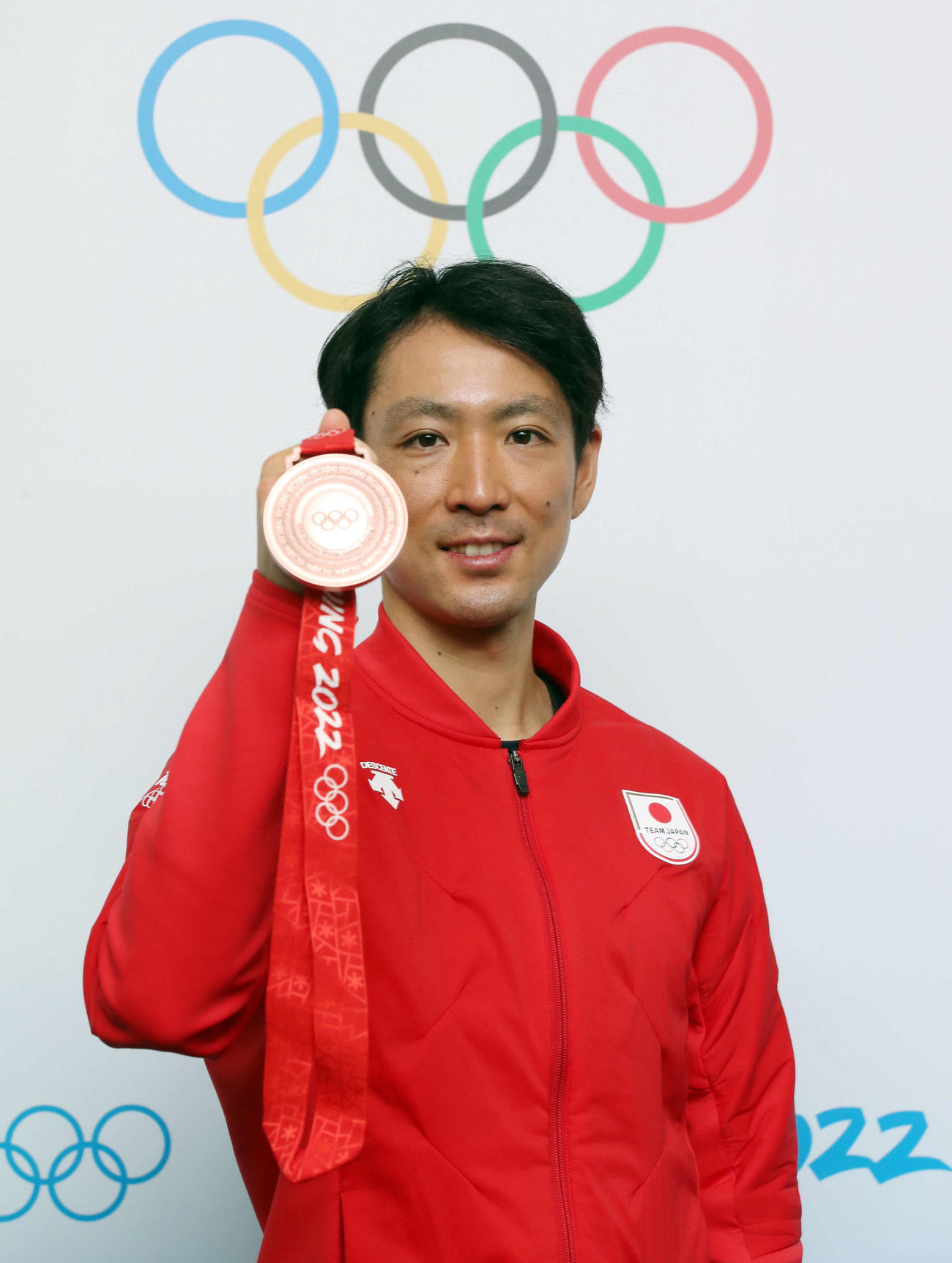 スキー複合の日本チーム会見で銅メダルを手に笑顔を見せる渡部暁（撮影・パオロ　ヌッチ）