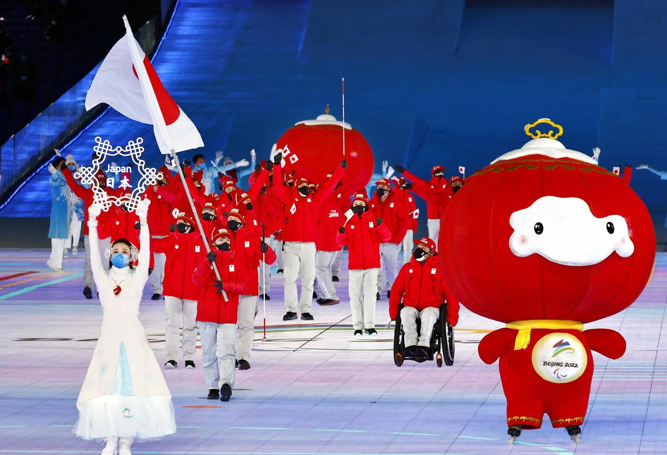 北京冬季パラリンピックの開会式で、入場行進する日本選手団。旗手は川除大輝＝4日、北京（共同）