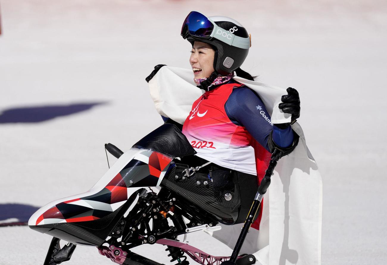 女子滑降座位で金メダルを獲得した村岡桃佳（ロイター）