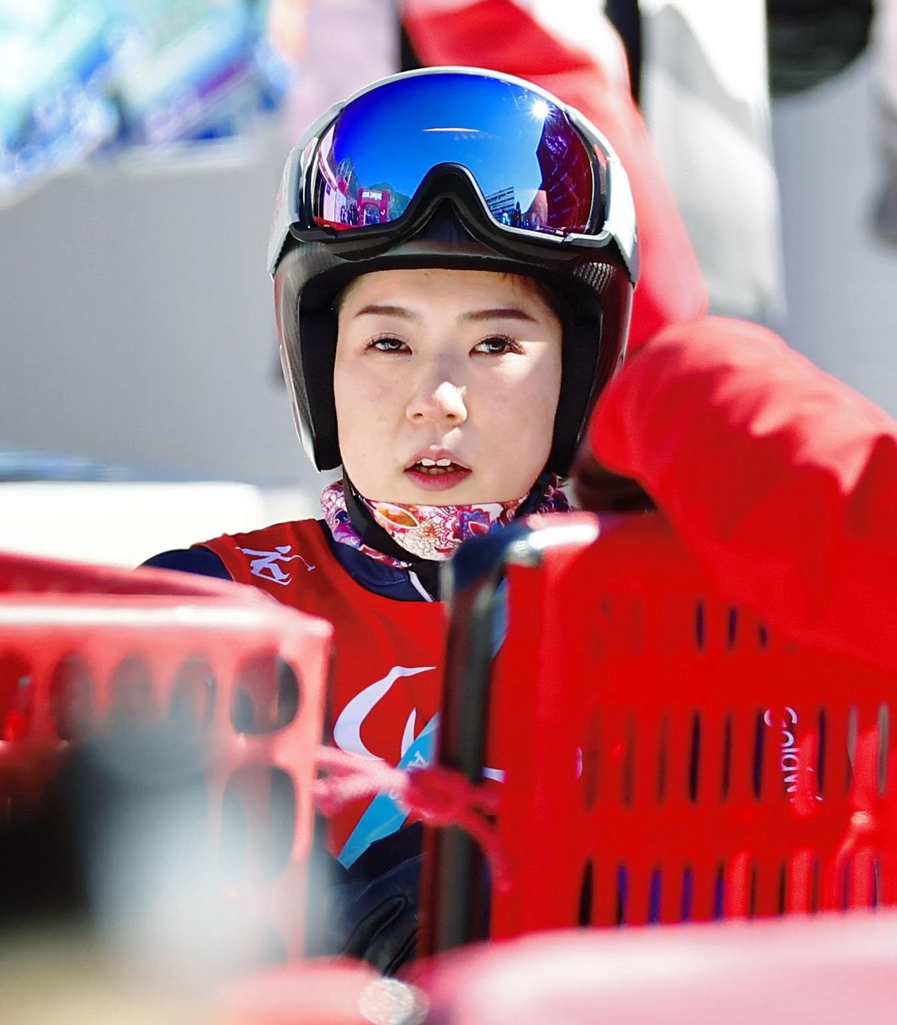 女子滑降座位で滑り終えた村岡桃佳（共同）