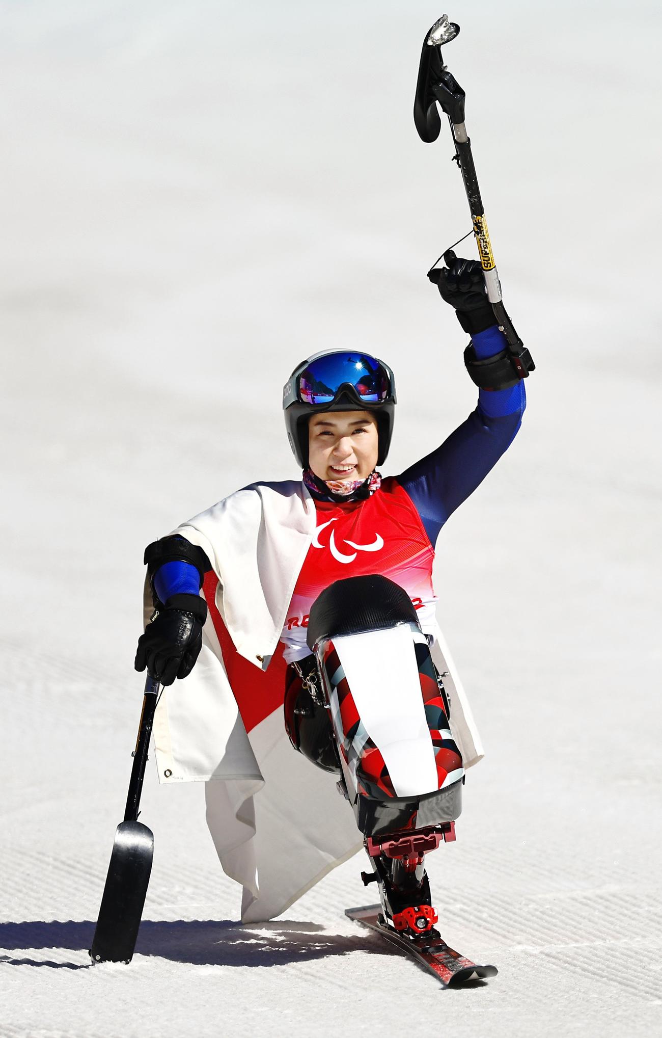 女子滑降座位で金メダルを獲得し、笑顔の村岡桃佳（共同）