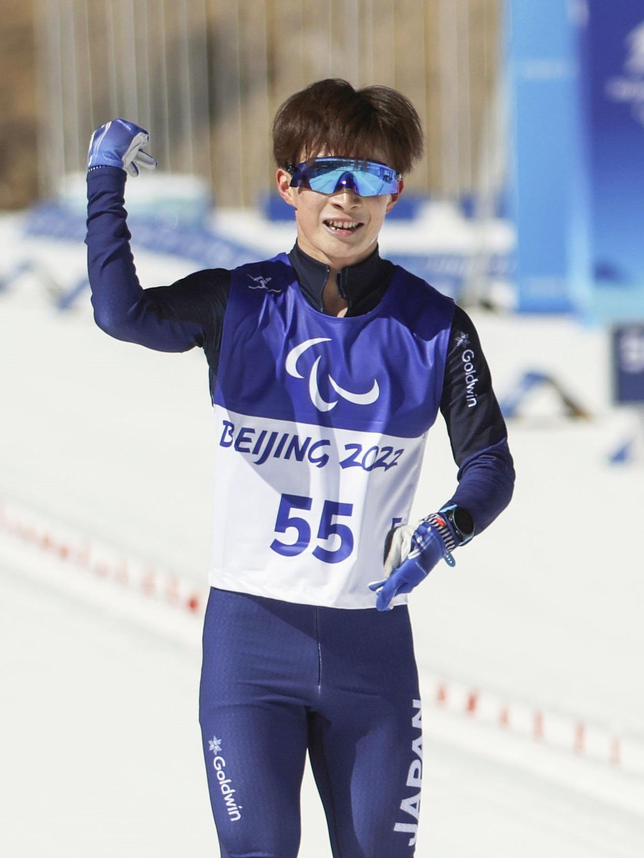 ノルディックスキー距離男子20 キロ クラシカル立位でゴールし、ガッツポーズする川除大輝。金メダルを獲得した（共同）