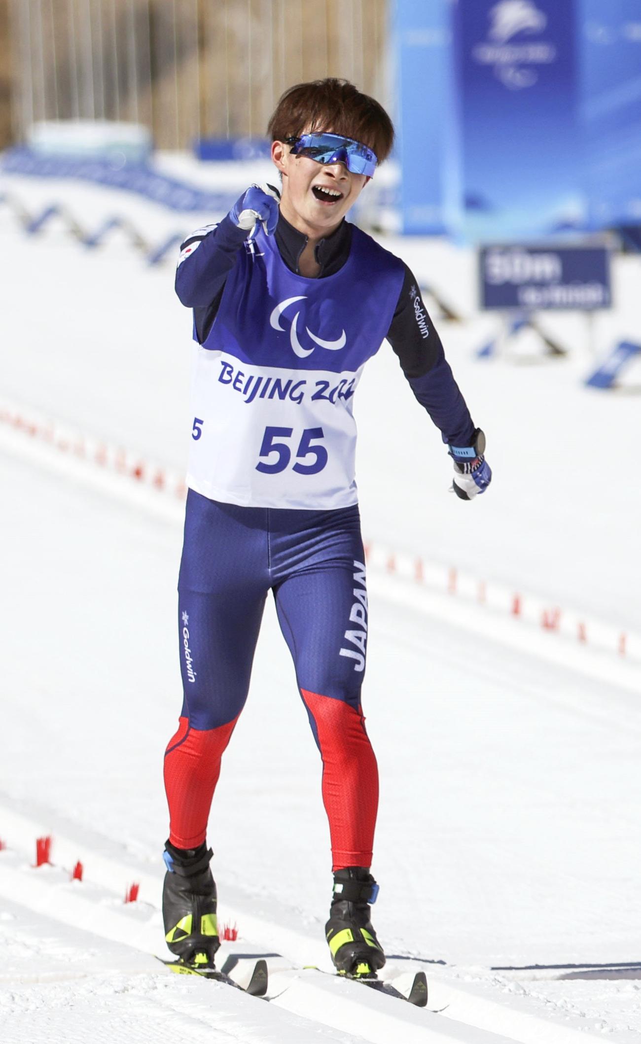 ノルディックスキー距離男子20キロ クラシカル立位でゴールし、喜ぶ川除大輝（共同）