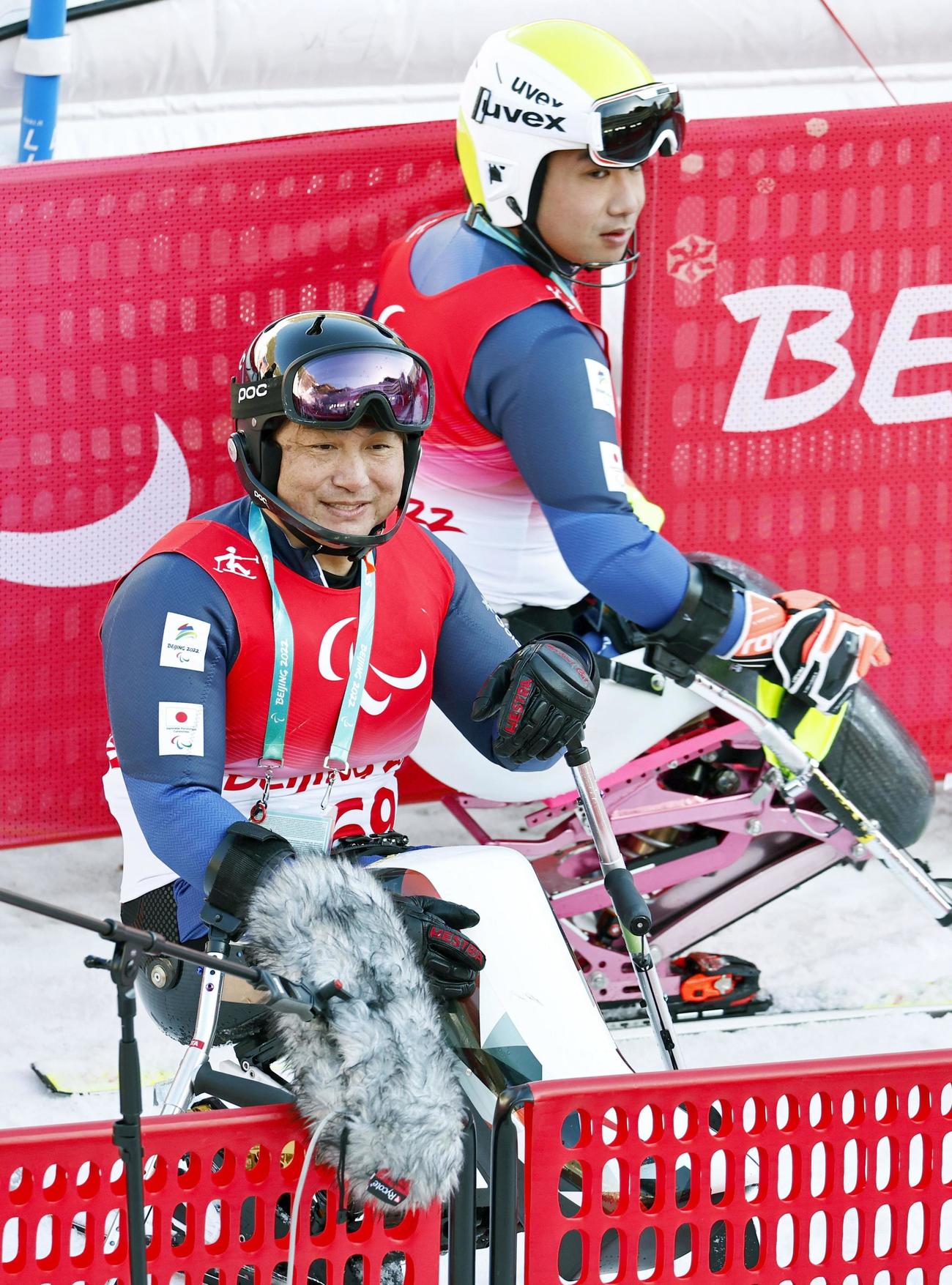 男子スーパー複合座位の競技を終え、取材を受ける森井。奥は鈴木（共同）