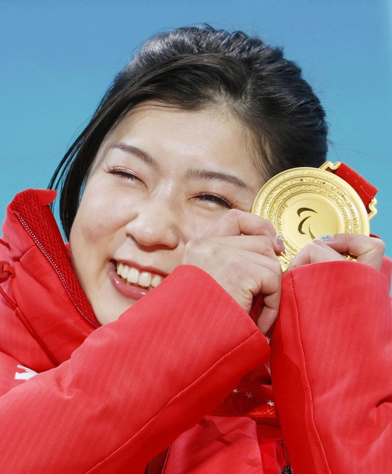 金メダルを手に笑顔の村岡（共同）