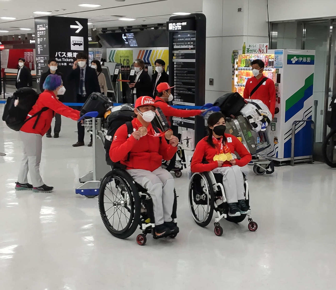 獲得したメダルを掲げて笑顔の帰国を果たした森井（左）と村岡（撮影・平山連）