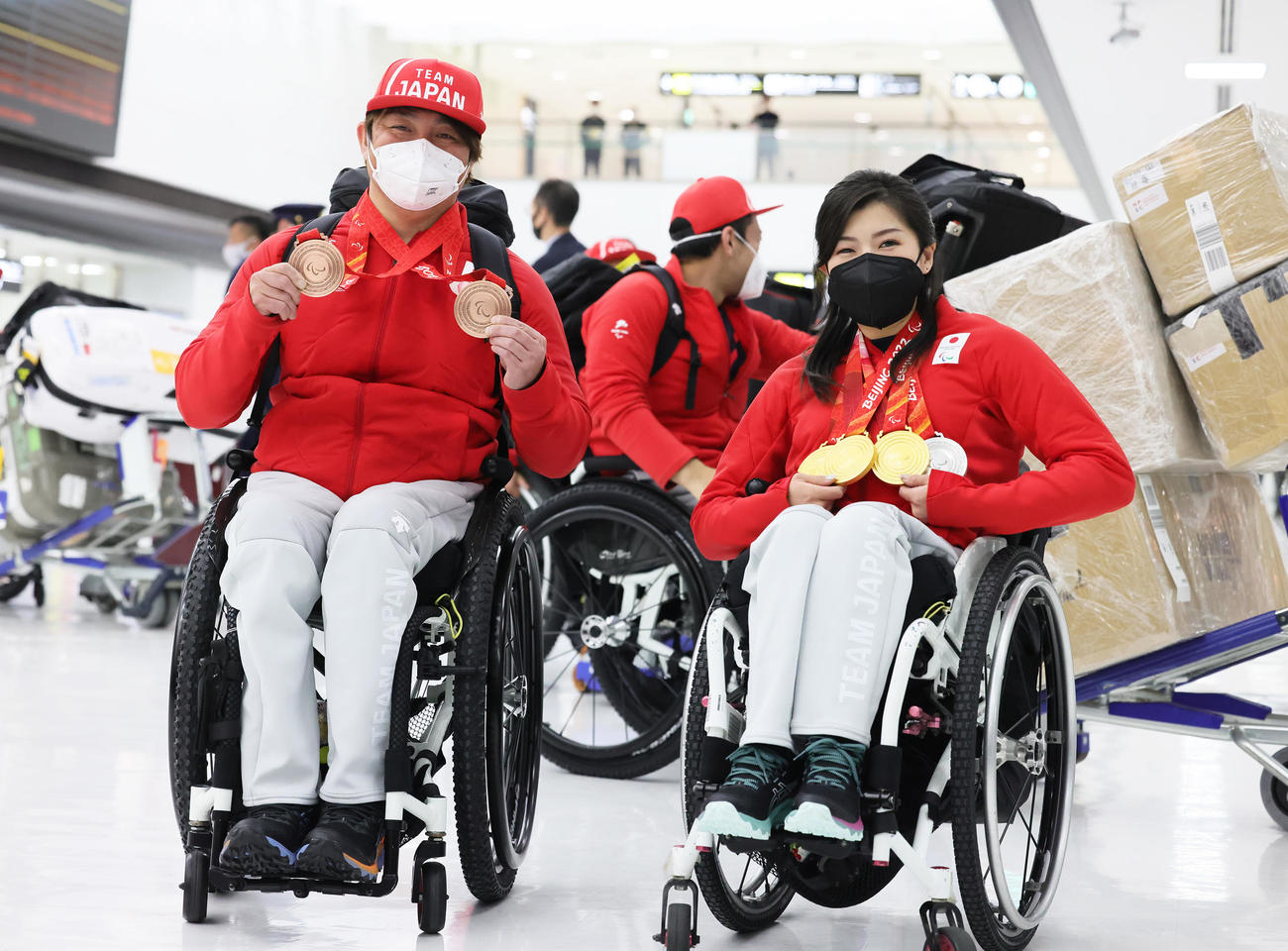 メダルを手に笑顔で帰国した森井（左）と村岡（撮影・足立雅史）