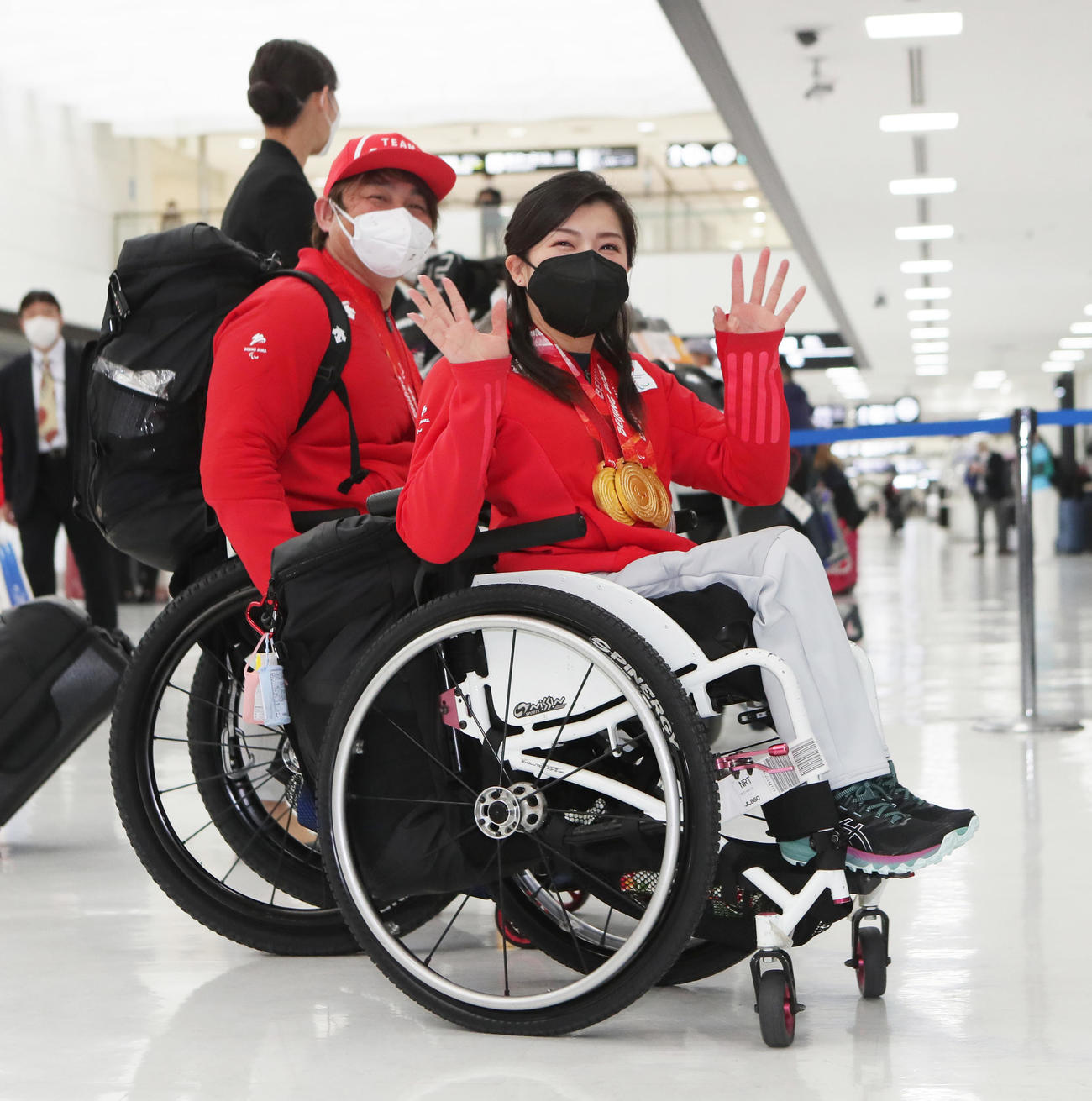 帰国し笑顔で空港を後にする村岡（右）と森井（撮影・足立雅史）