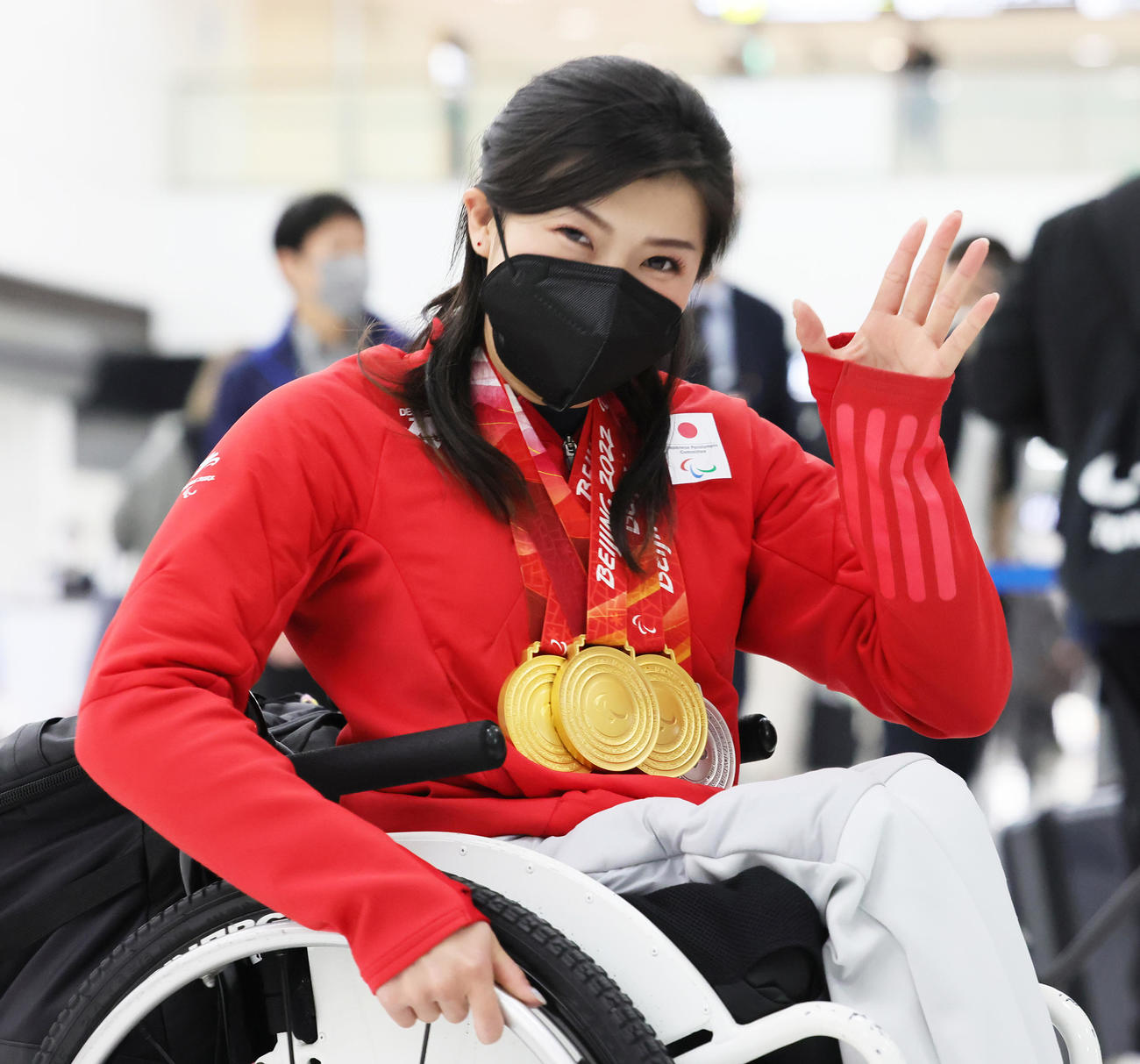 帰国し笑顔を見せる村岡（撮影・足立雅史）