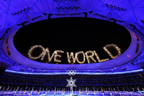 北京冬季五輪・閉会式のフィナーレで打ち上げられた花火には「ONE WORLD」の文字（ロイター）