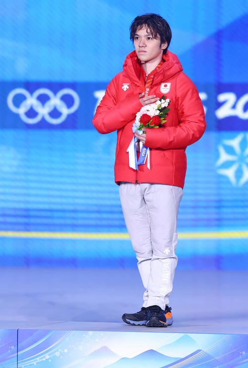 フィギュアスケート男子のメダルセレモニーで米国国歌が流れる中、胸に手をあてる宇野（撮影・垰建太）