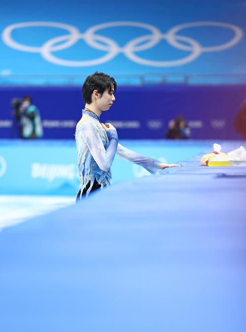 男子SPで4年ぶりの五輪のリンクに入り集中する羽生（撮影・垰建太）