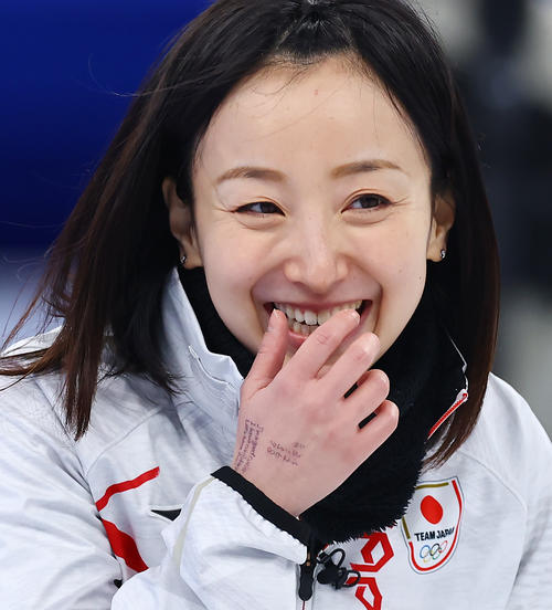 カーリング女子1次リーグ日本対中国　藤沢五月の右手には「Ｌｅｔｓ　ｈａｖｅ　ｆｕｎ！（楽しもう！）」の文字も（撮影垰建太）
