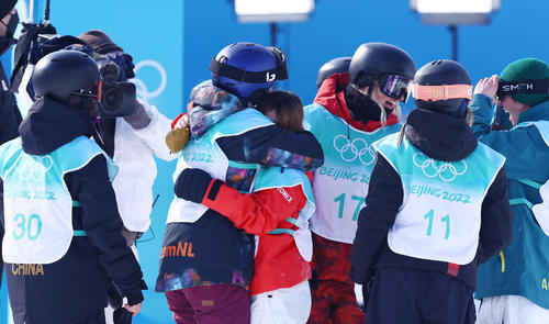 スノーボードビッグエア女子決勝3回目に、女子では初めてとなるアンダーフリップを披露した岩渕麗楽は、世界各国のライバル選手から抱きつかれ称賛される（撮影・垰建太）