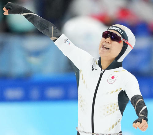 スピードスケート女子1000メートル　会心のレースで五輪レコードをたたき出した高木美帆は、舌をペロリと出し力強くガッツポーズ（撮影・菅敏）
