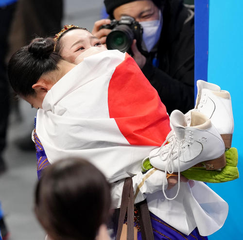 女子フィギュアスケートで銅メダルを獲得した坂本花織（手前）は祝福にかけつけた５位の樋口新葉と熱い抱擁（撮影・菅敏）