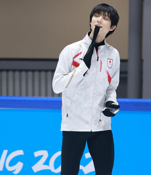 フィギュアスケート男子練習でリラックスした表情で手袋をくわえる羽生結弦（撮影・垰建太）
