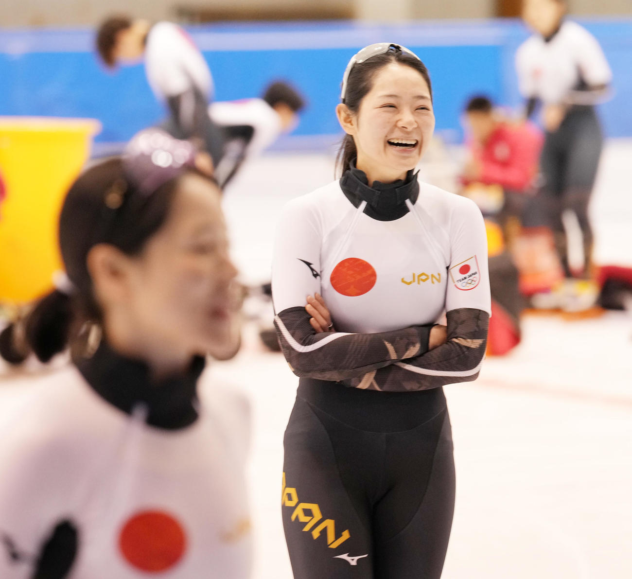 北京五輪スケートショートトラックの公開練習で笑顔を見せる菊池悠。左は菊池純（撮影・菅敏）
