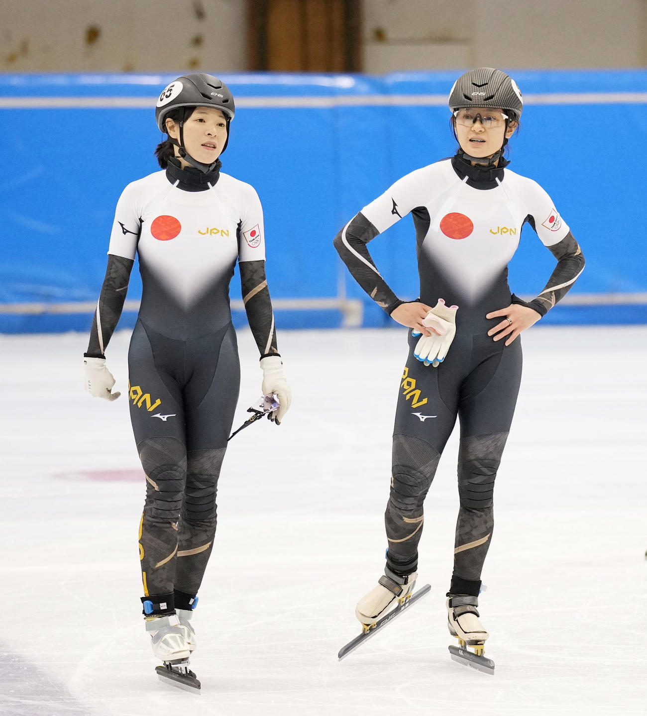北京五輪スケートショートトラックの公開練習で言葉を交わす菊池姉妹の純礼（左）と悠希（撮影・菅敏）