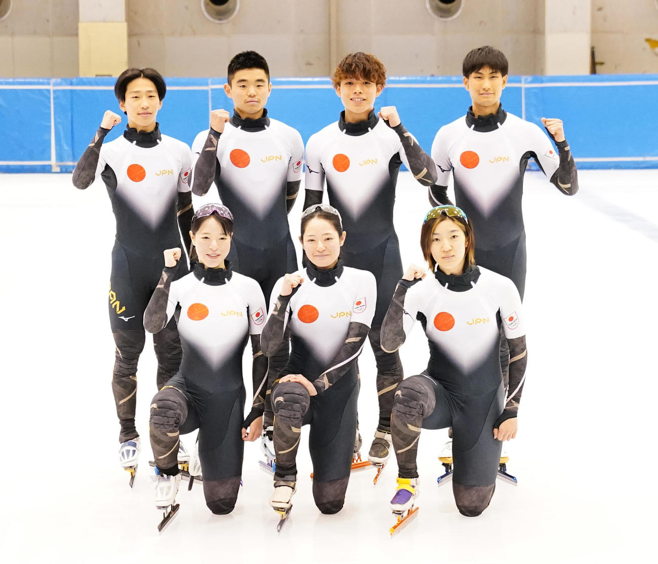 北京五輪スケートショートトラックの公開練習を終え記念写真に納まる、前列左から菊池純、菊池悠、神長。後列左から小池、菊池耕、宮田、吉永（撮影・菅敏）