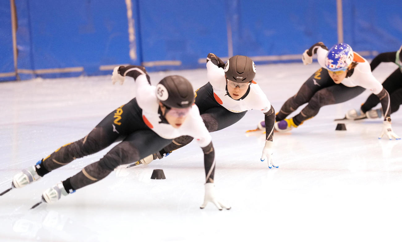 北京五輪スケートショートトラックの公開練習で滑走する、左から菊池純、菊池悠、神長（撮影・菅敏）