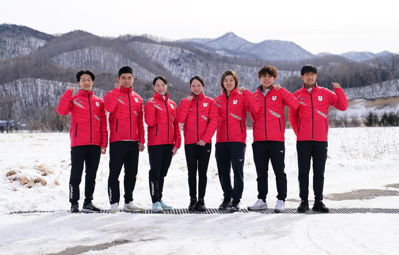 北京五輪スケートショートトラックの公開練習を終え記念写真に納まる、左から小池、菊池耕、菊池純、菊池悠、神長、宮田、吉永（撮影・菅敏）