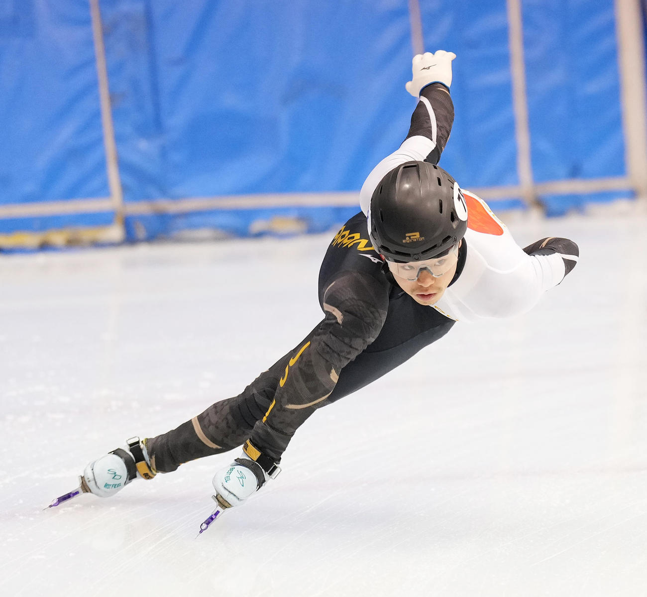 北京五輪スケートショートトラックの公開練習で滑走する菊池耕太（22年1月13日撮影）