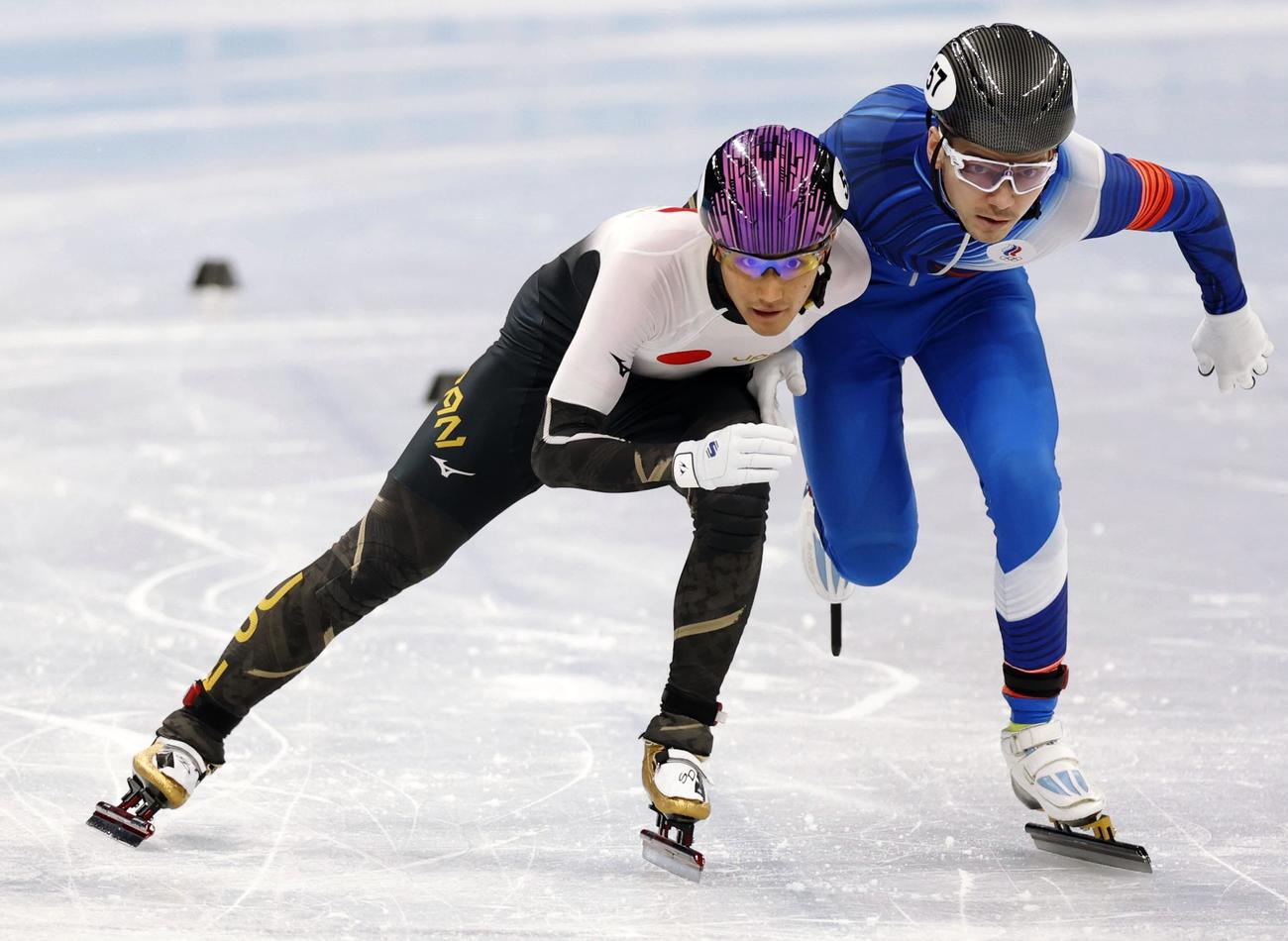男子1000メートル 予選　滑走する吉永一貴（左）（共同）