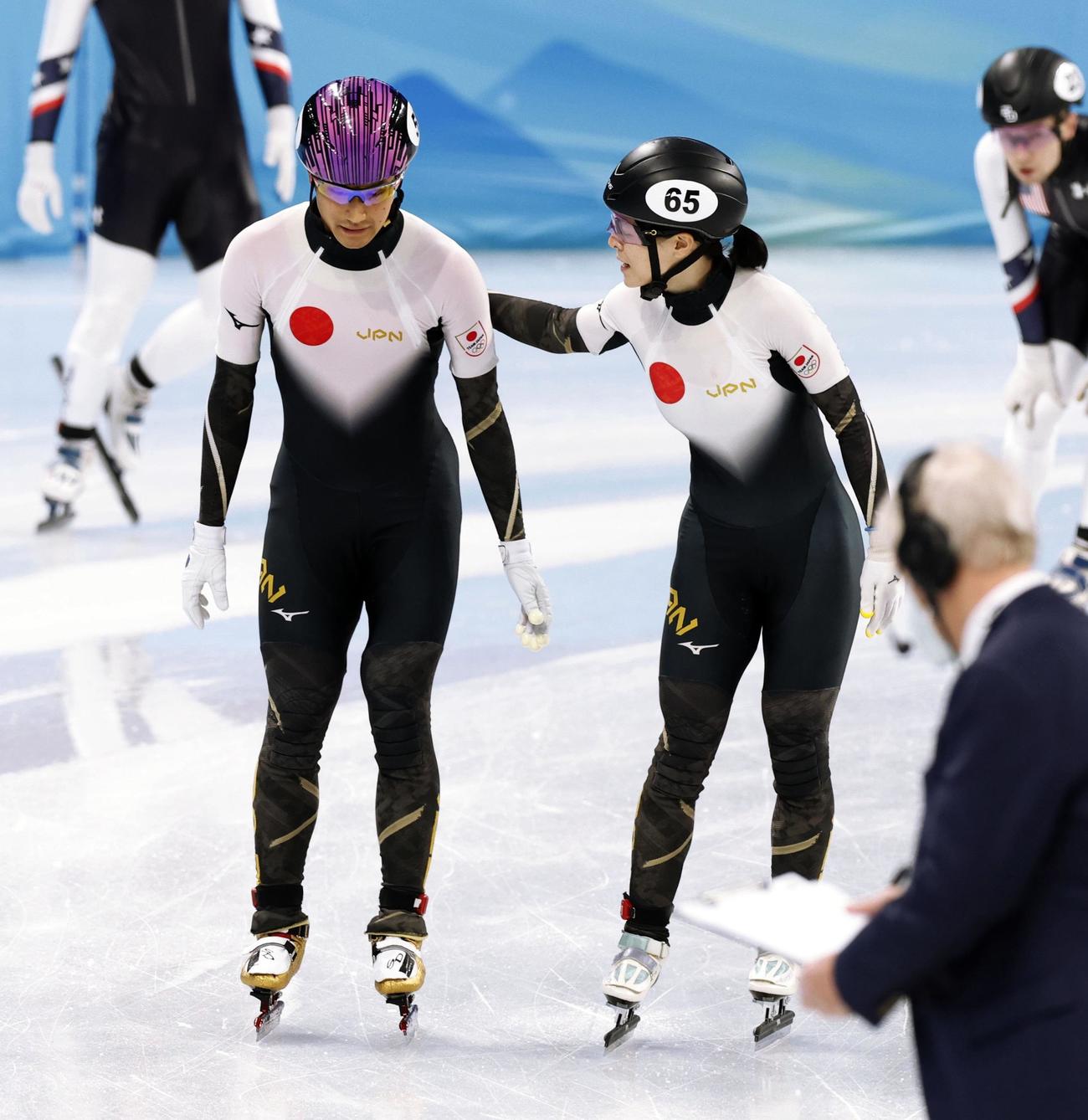 混合リレー予選　ゴールした吉永一貴。右は菊池純礼（共同）