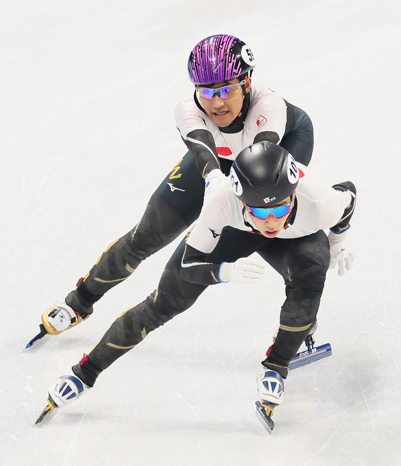 ショートトラック男子5000メートルリレーで吉永（後方）からタッチを受ける小池（撮影・足立雅史）