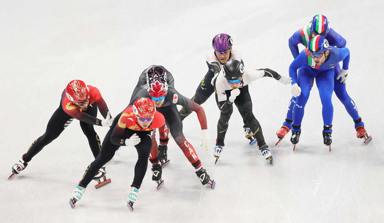 ショートトラック男子5000メートルリレーで吉永（後方右から2人目）からタッチを受ける小池（前方右から2人目）（撮影・足立雅史）