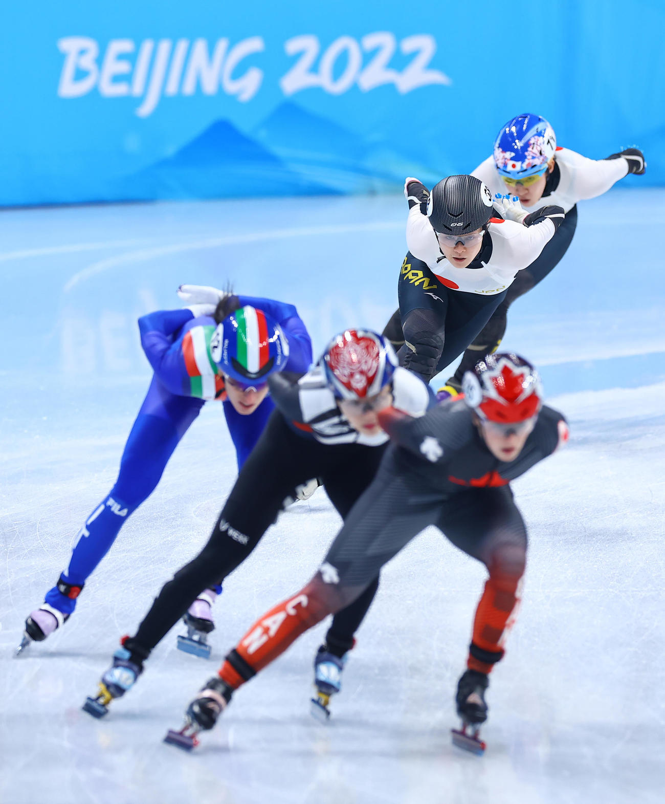 ショートトラック女子1500メートル予選、先頭から離される菊池悠（後方左）、神長（同右）（撮影・垰建太）